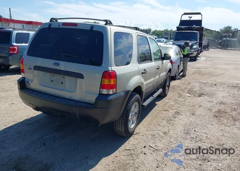 2005 Ford Escape Xlt z USA, uszkodzony, nr VIN 1FMYU03155KA42232